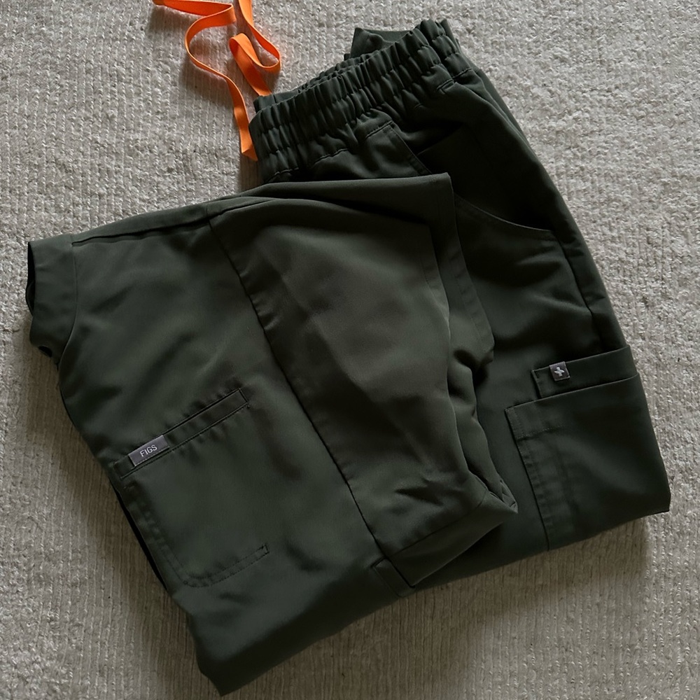 FIGS Moss Montex Mock Neck Scrub M & PM High Waisted Uman Relaxed Jogger